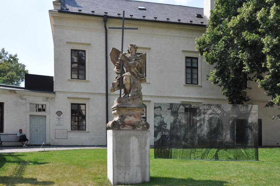 скульптура во дворе архиепископского музея оломоуца 