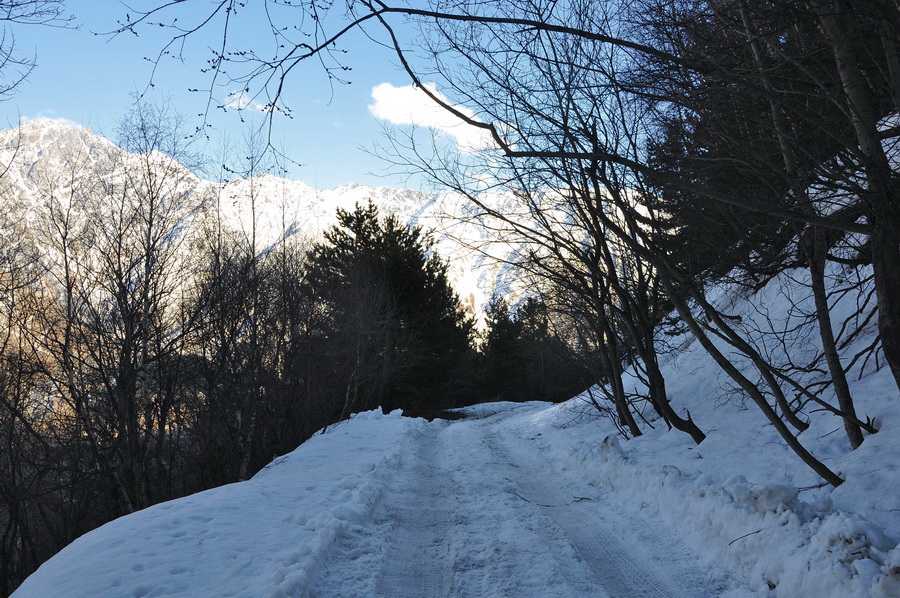 снежная дорога к храму гергети