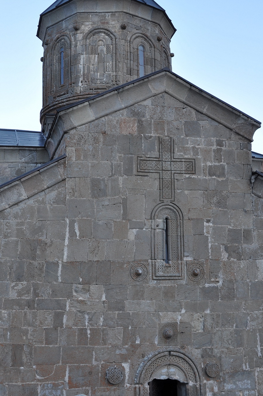 барельефы храма святой троицы в гергети