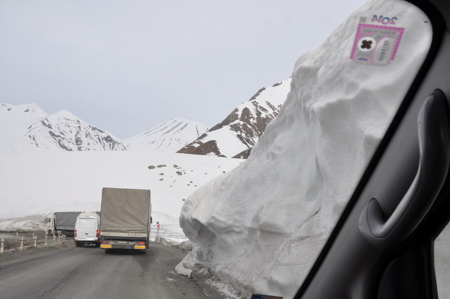 снежная стена на военно-грузинской дороге