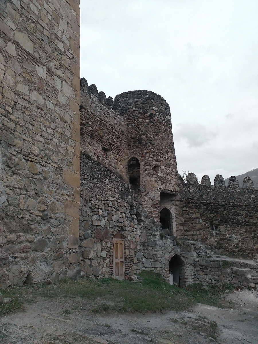 в крепости ананури грузия
