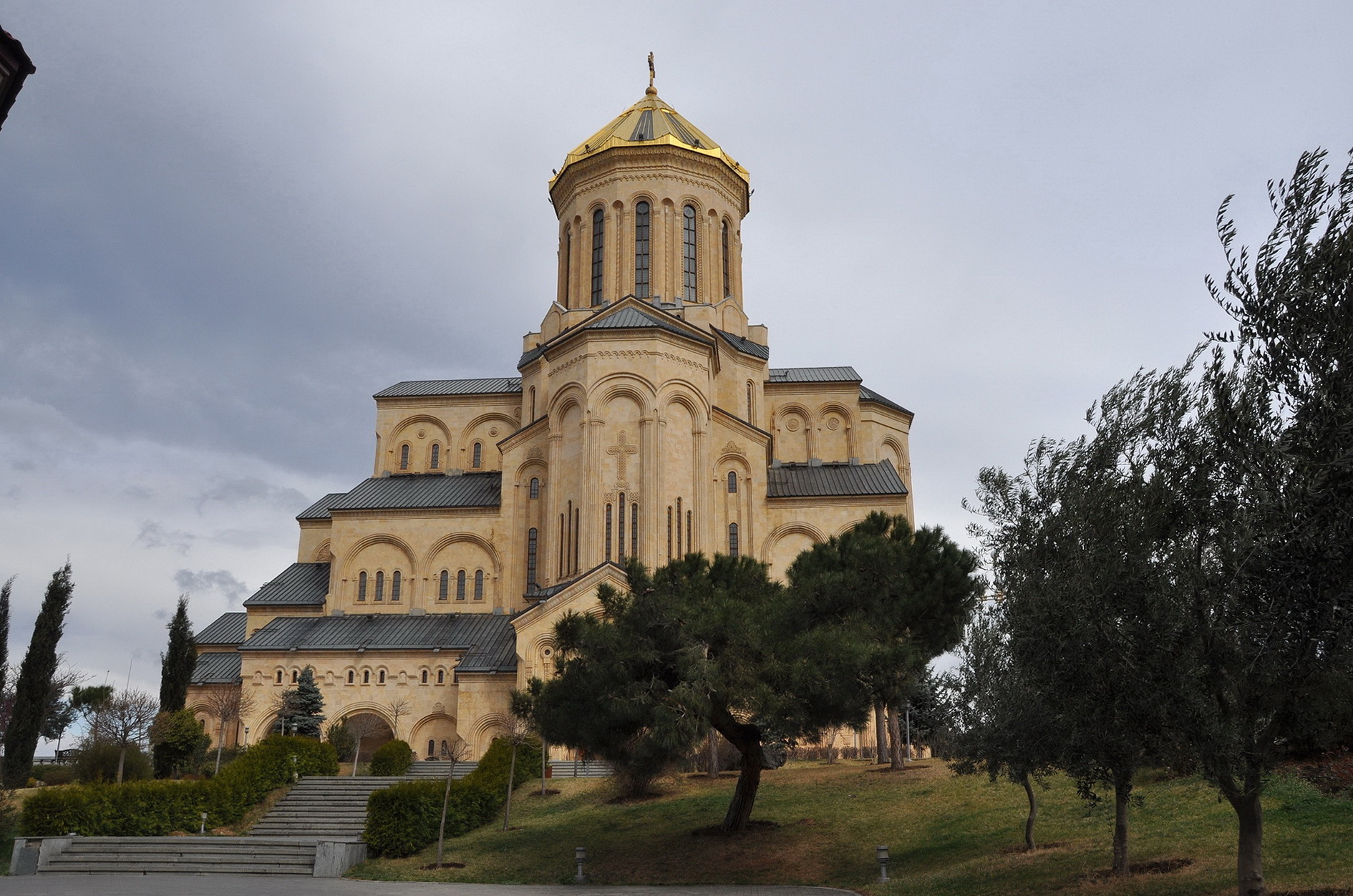 Храм Святой Троицы Цминда Самеба Тбилиси