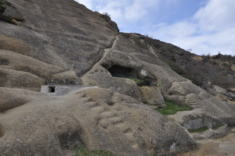 пещерные кельи монастыря Давид-Гареджи