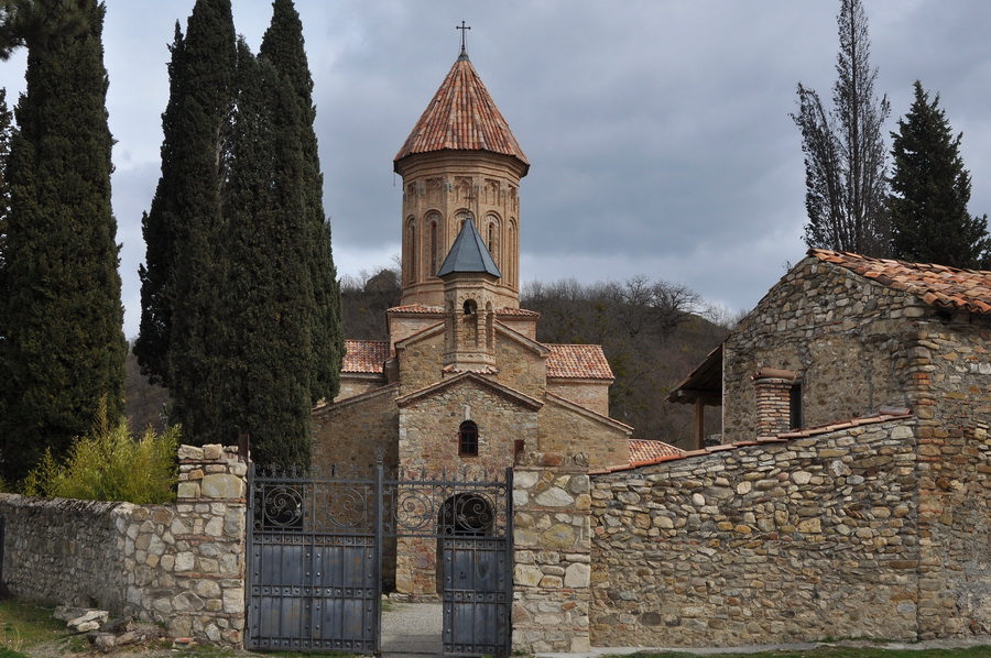 вход в монастырь Икалто