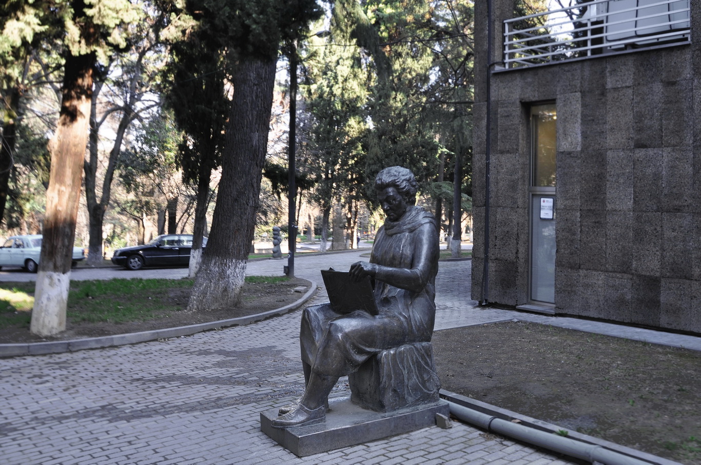 памятник Е.Ахвледиани в Тбилиси
