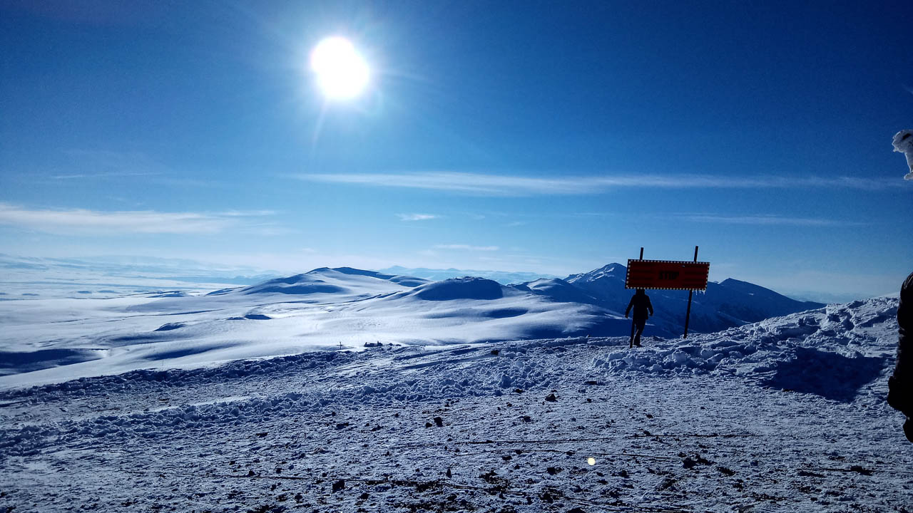 заснеженный горный хребет