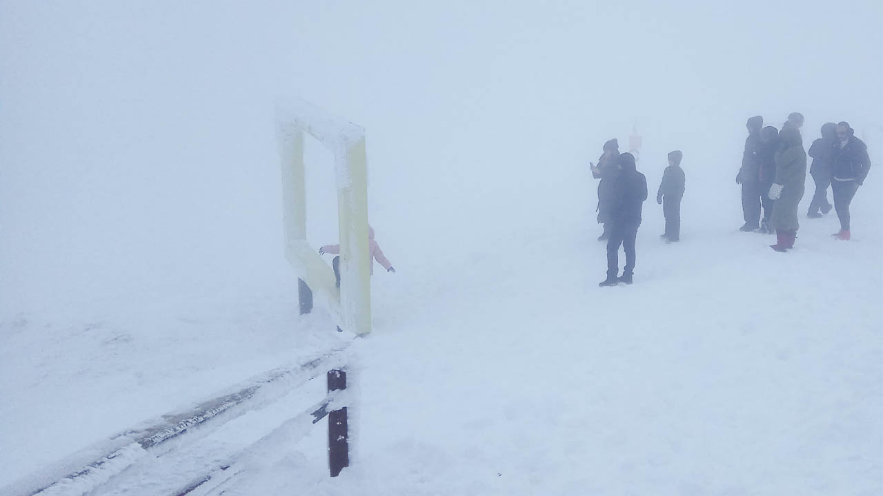 заснеженный горный хребет