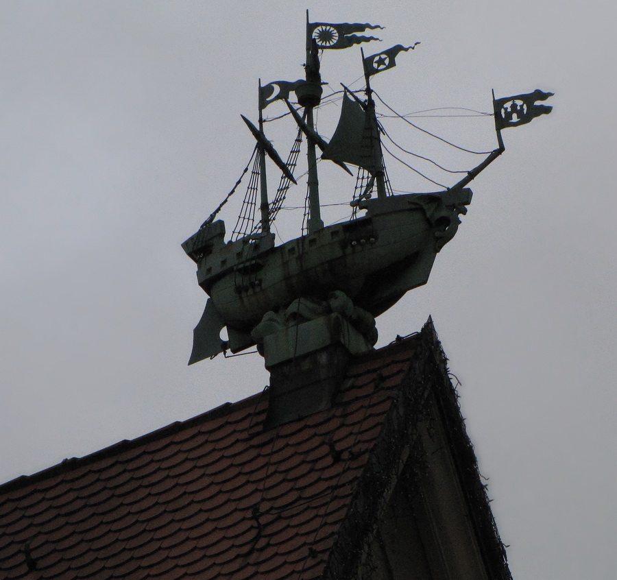 кораблик на крыше Oberpollinger