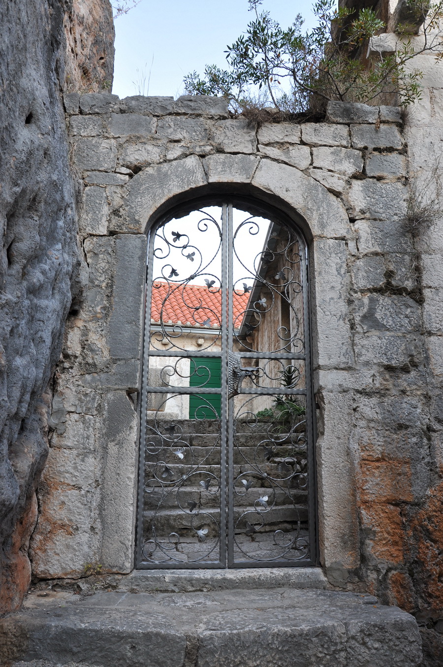 ворота в монастыре