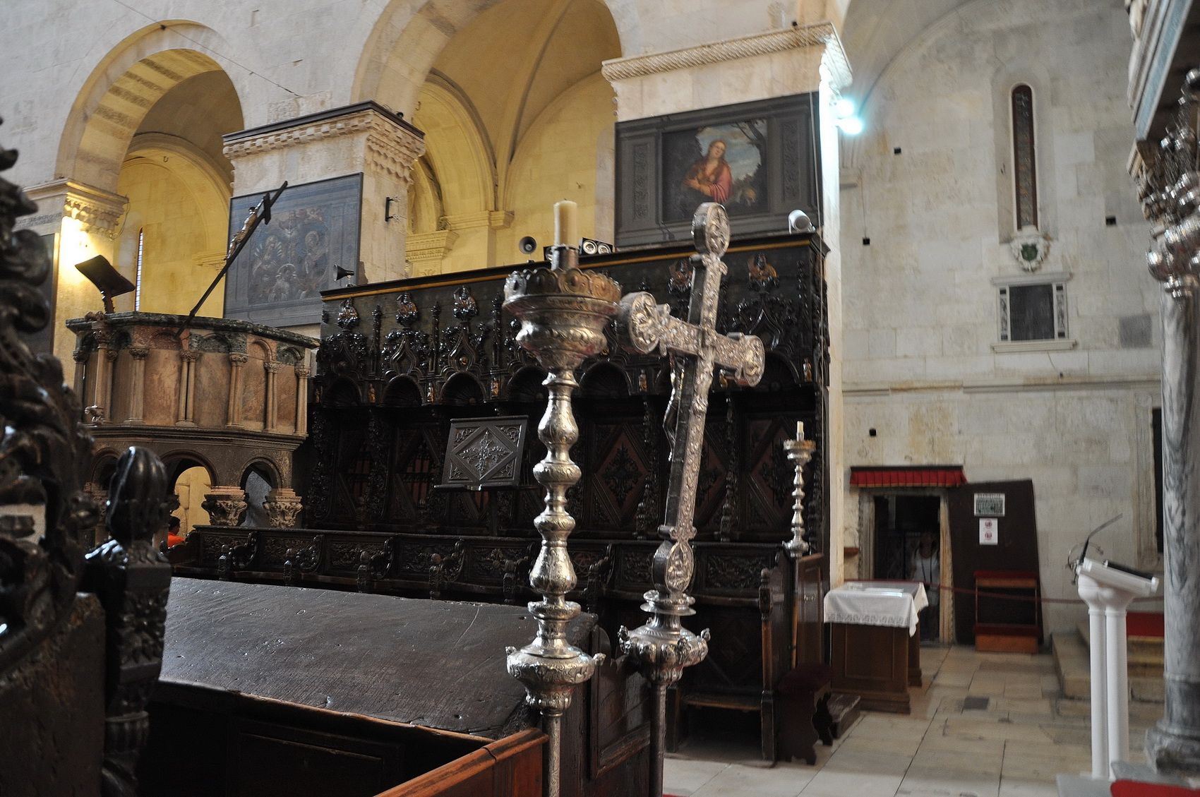 готические сидения из темного дерева в соборе Св Лаврентия Трогир