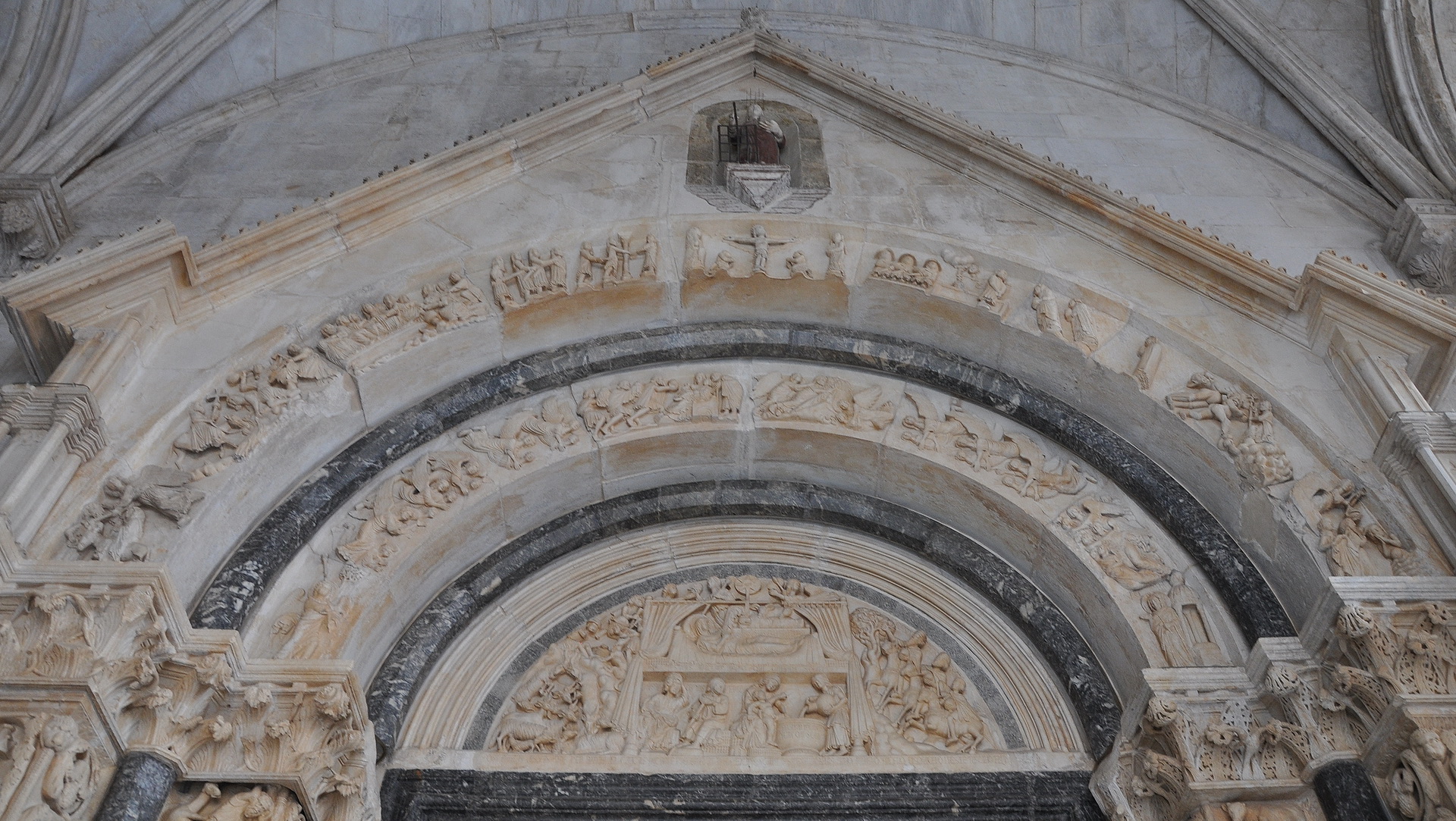 главный портал собора Св Лаврентия в Трогире