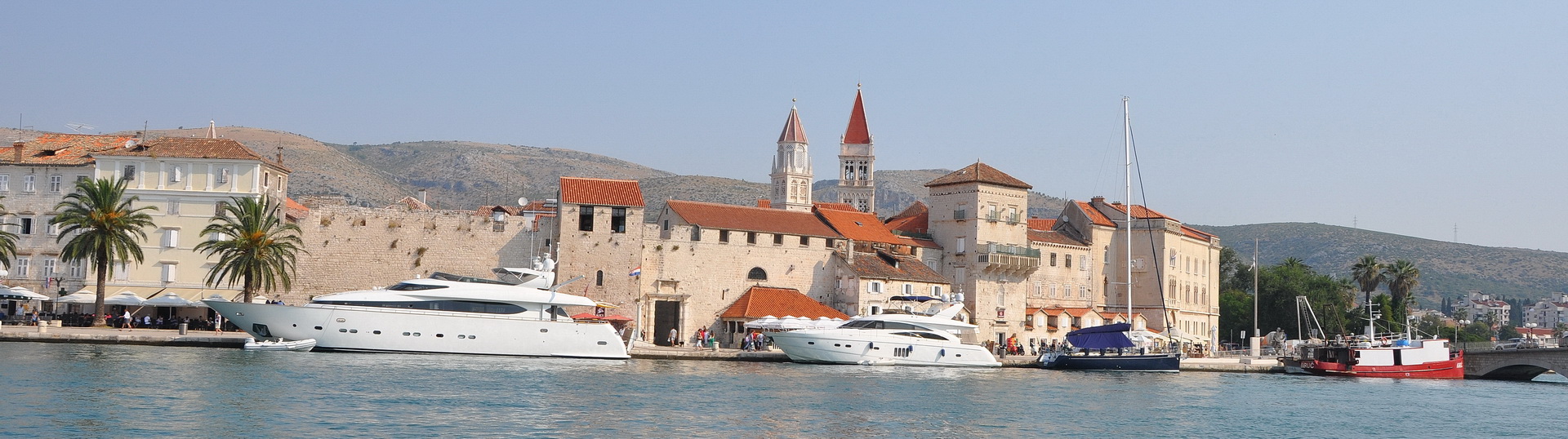 Вид с острова Чиово на набережную Трогира Хорватия 