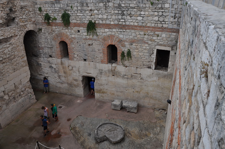 подвалы дворца Диоклетиана Сплит