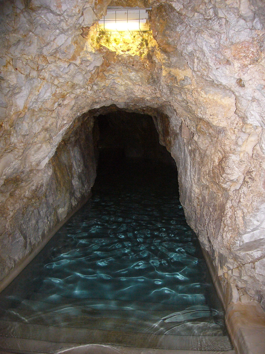 пещерные купальнями Barlangfurdo