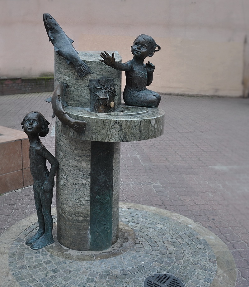 скульптурная композиция на Пётрковской улице в Лодзи