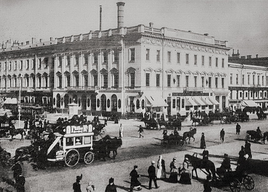 омнибус на перекрестке Невского проспекта и Михайловской улицы начало 1900 года