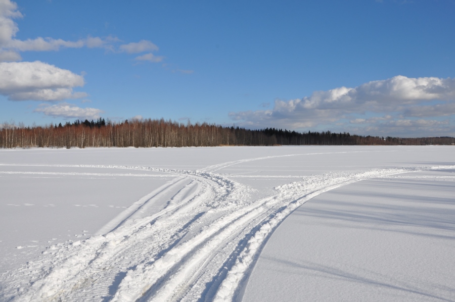 зимняя дорога по озеру