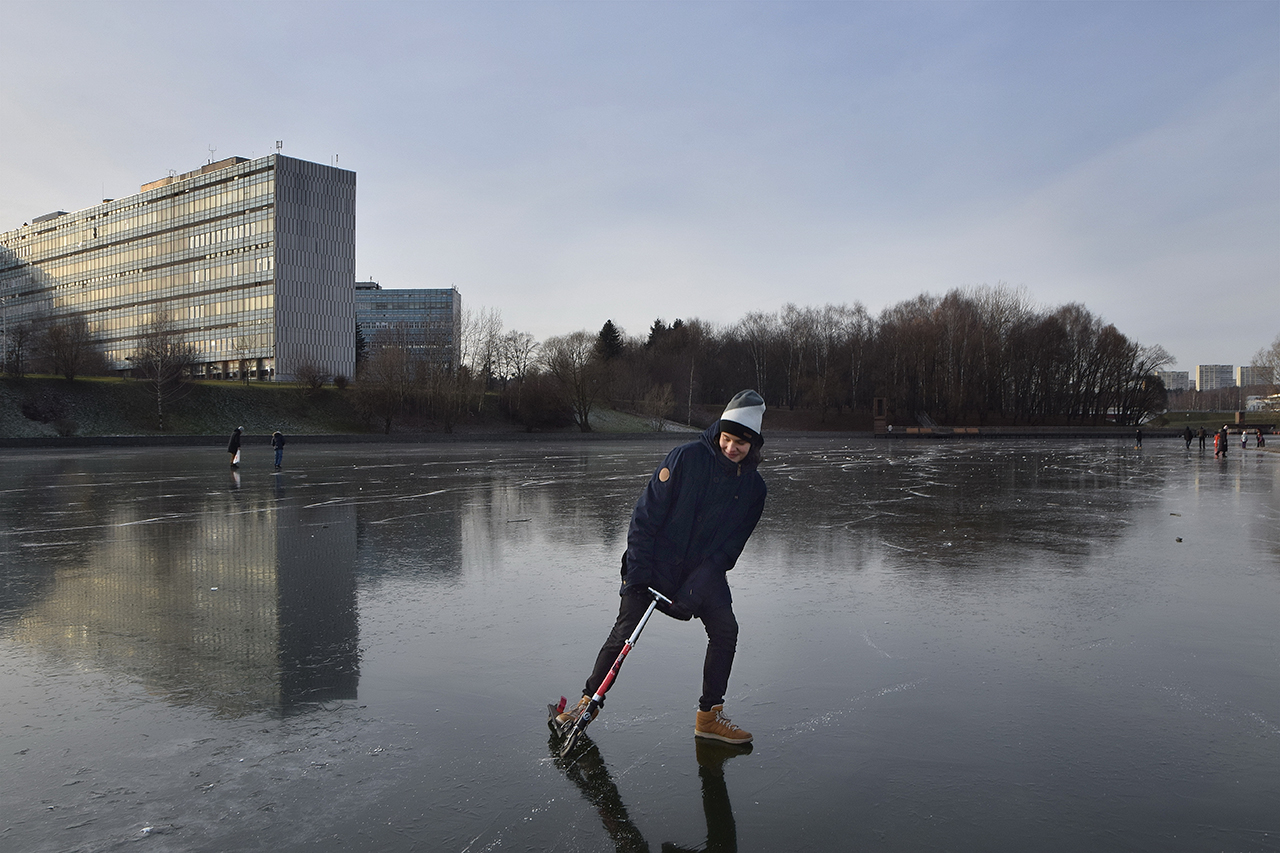 на самокате по пруду